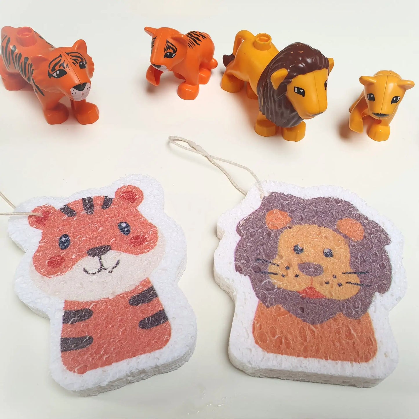 Pop-up Kinderschwämme aus Zellulose Tiger und Löwe, mit Lego Duplo Spielbegleitern