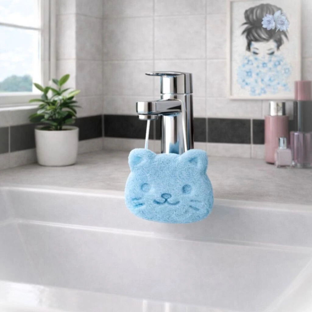 Blauer Konjak-Schwamm in Katzenform hängt im Bad