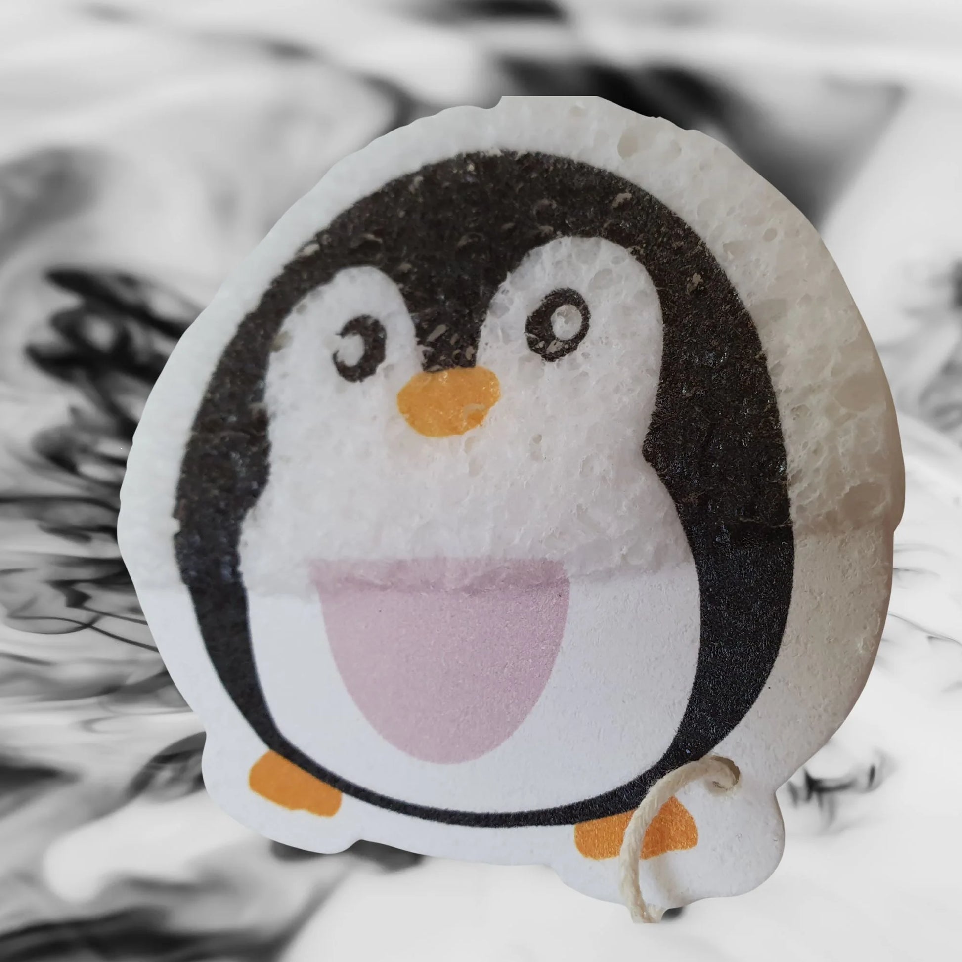 Kinderschwamm PInguin oben nass und aufgepoppt, unten trocken und komprimiert