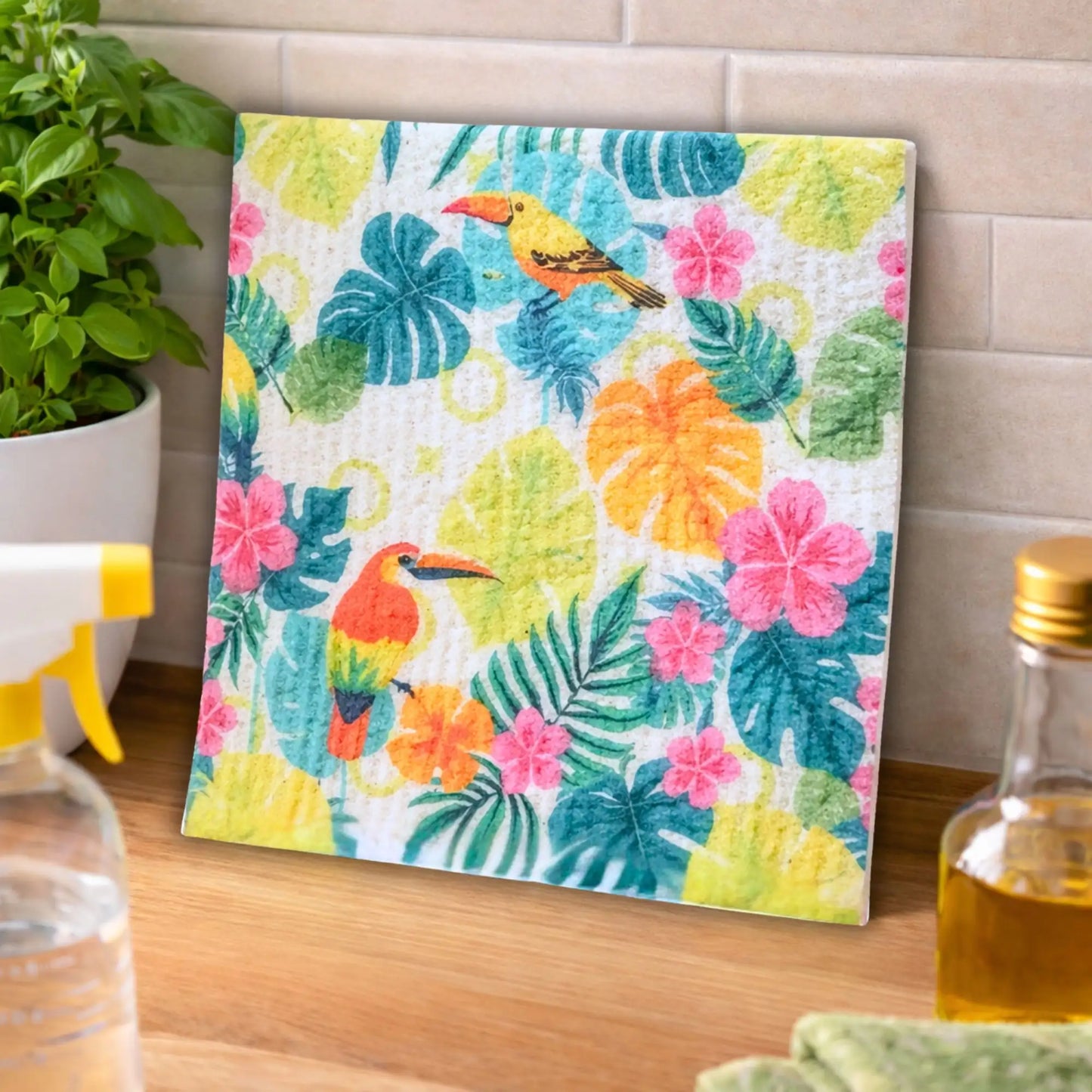 Feuchtes Zellulose Schwammtuch mit tropischem Design in der Küche