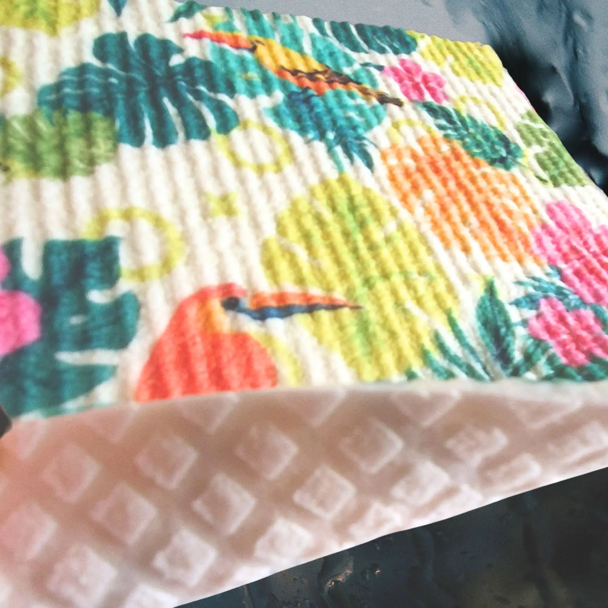 Nahaufnahme von Schwedischem Schwammtuch in tropischem Design