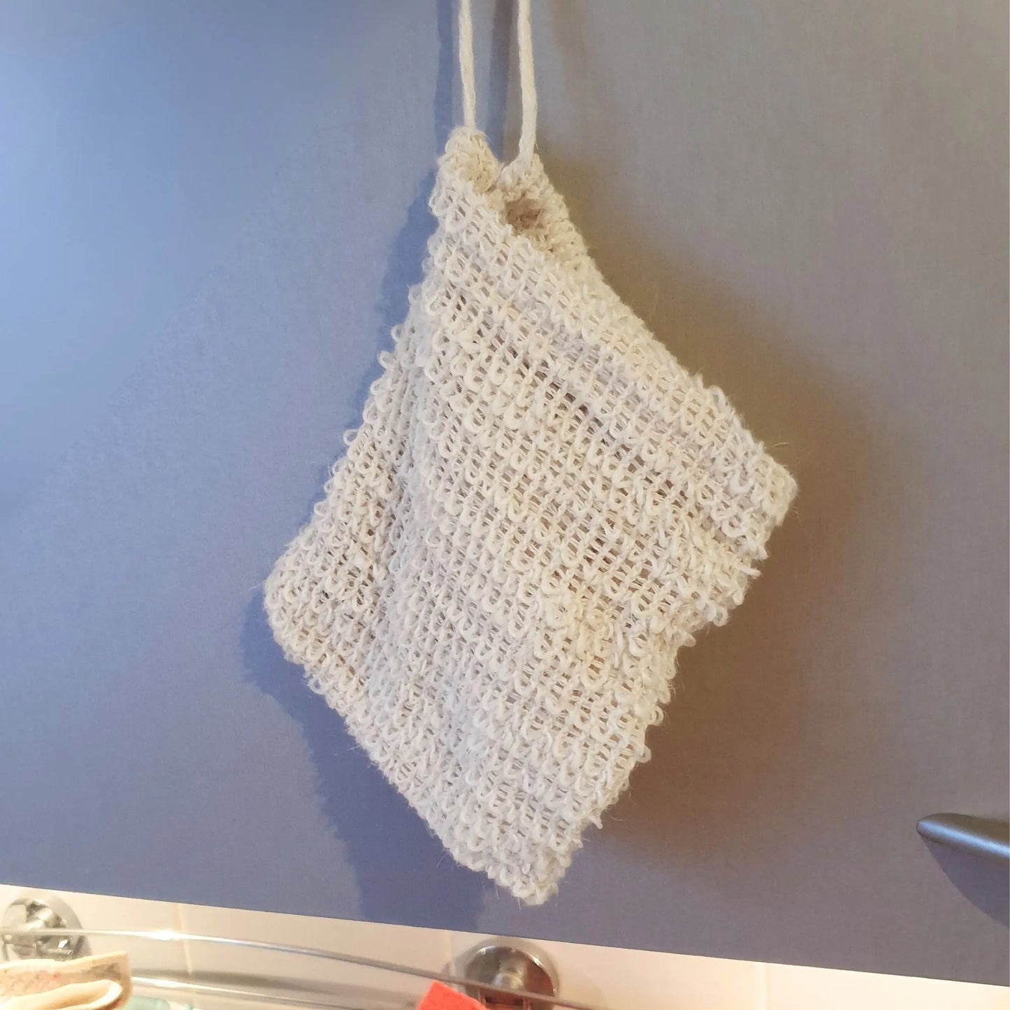 Sisal Abwaschtuch mit Aufhängekordel hängt in Küche für Abwasch