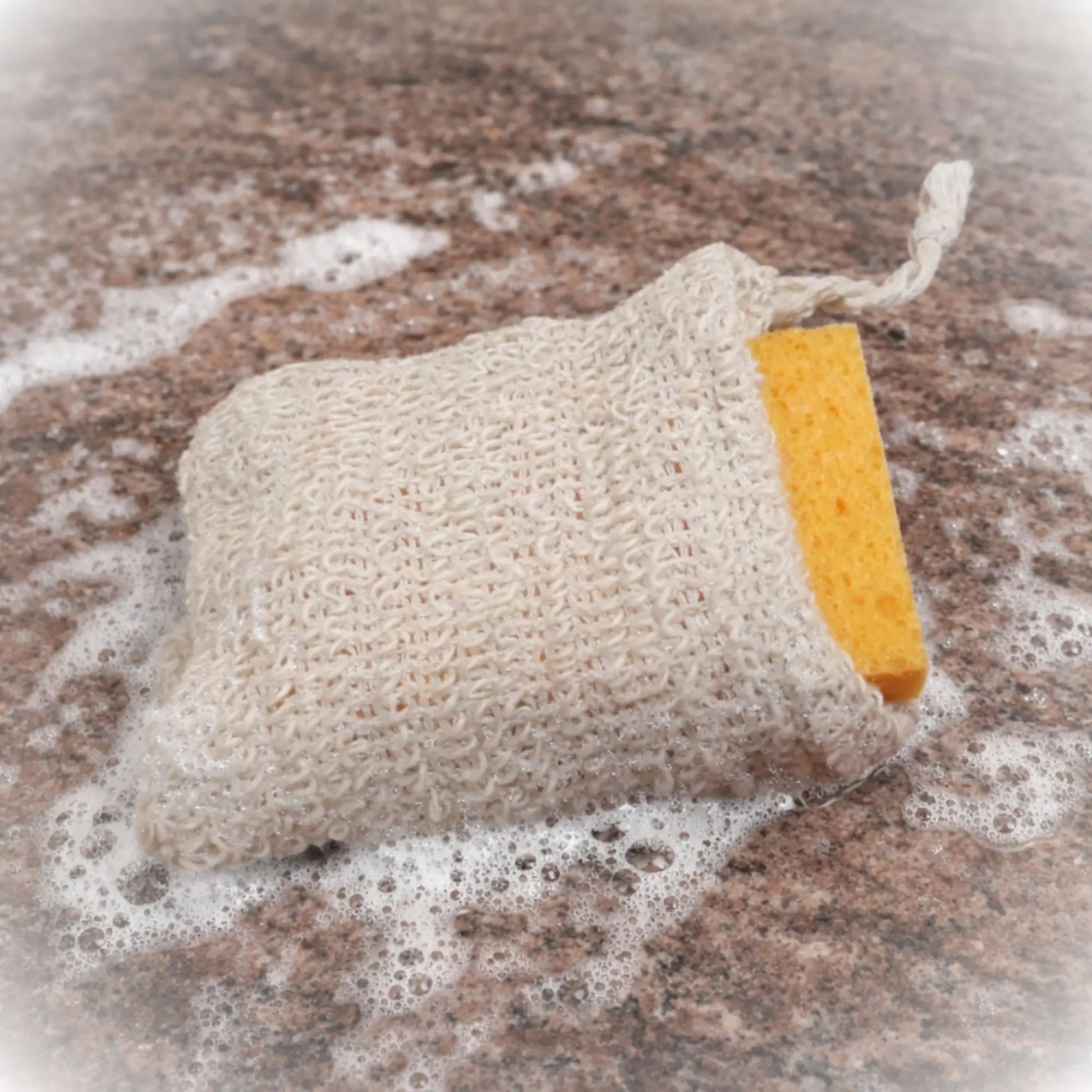 Sisal-Scheuer-Säckchen mit  Cellulose-Schwamm als Schrubber-Set bei Küchen-Reinigung